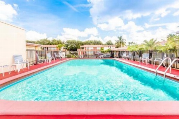 Econo Lodge Inn & Suites image 11