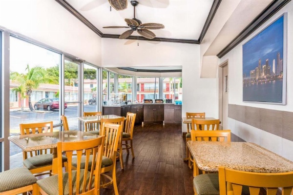 Econo Lodge Inn & Suites image 6